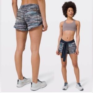 NWT Lululemon Hotty Hot shorts 4” size 2 Digital Oasis Print